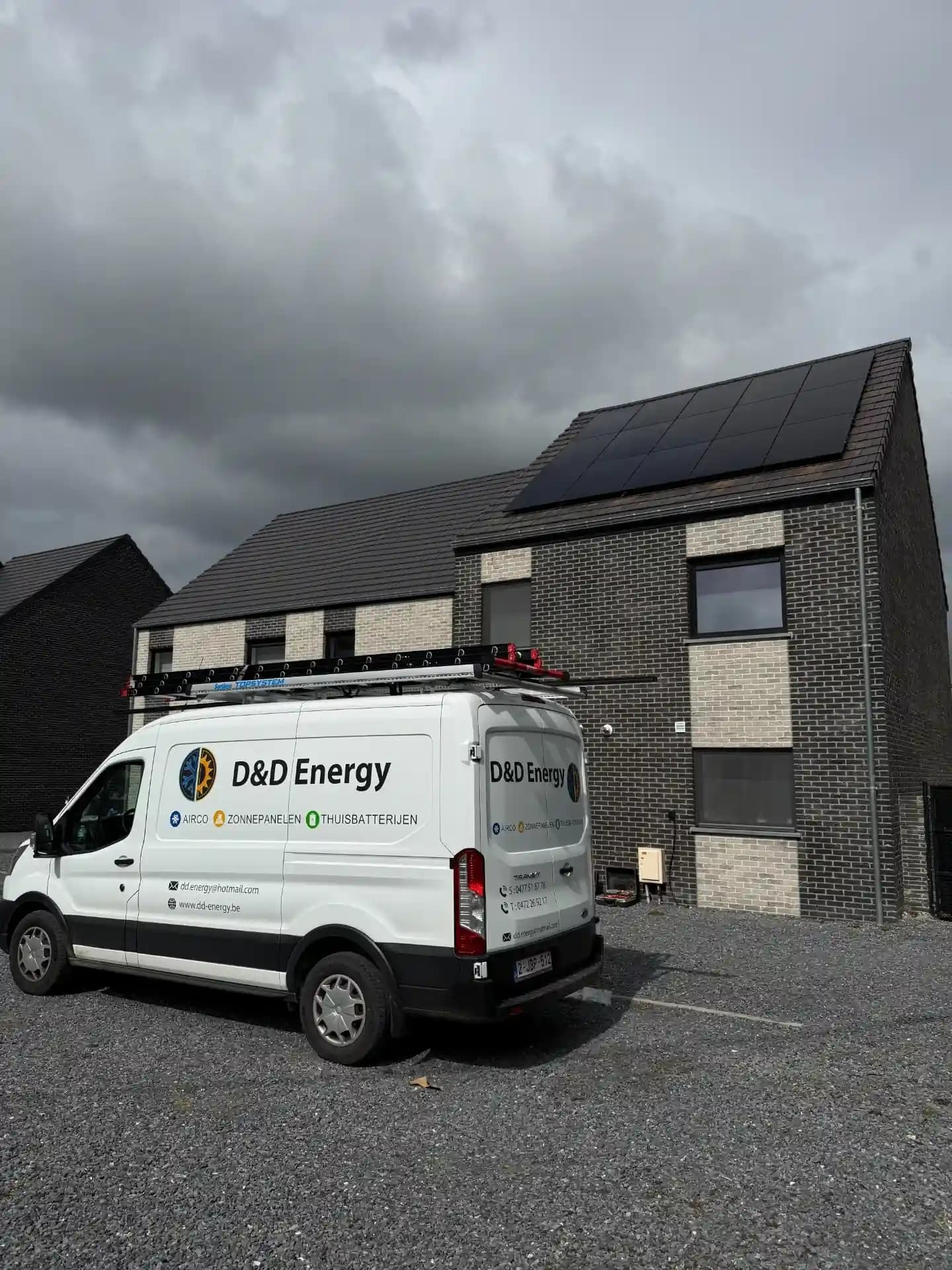 Zonnepanelen met laadpaal